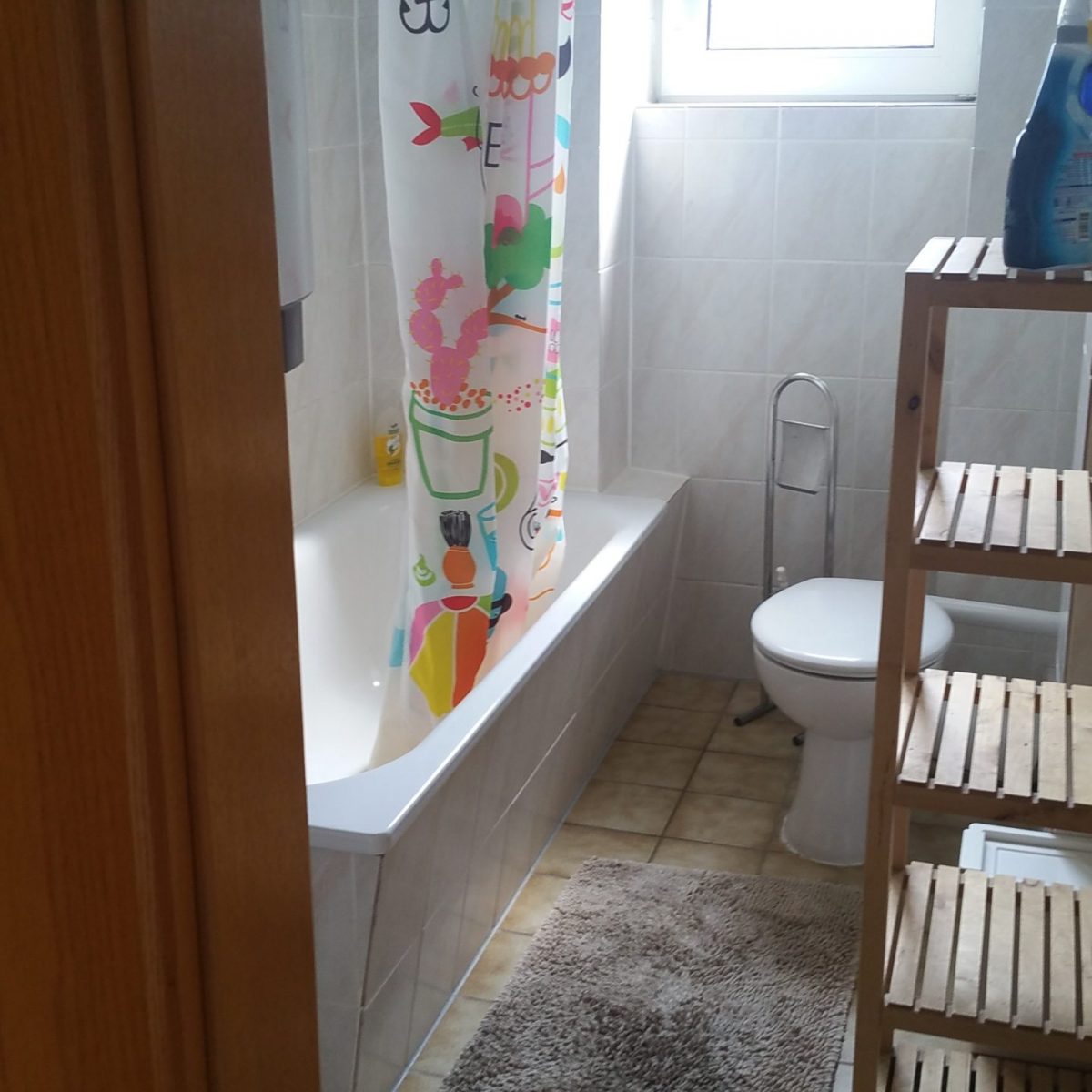 Moebliertes-Apartment-Oberhausen-DG-Bad