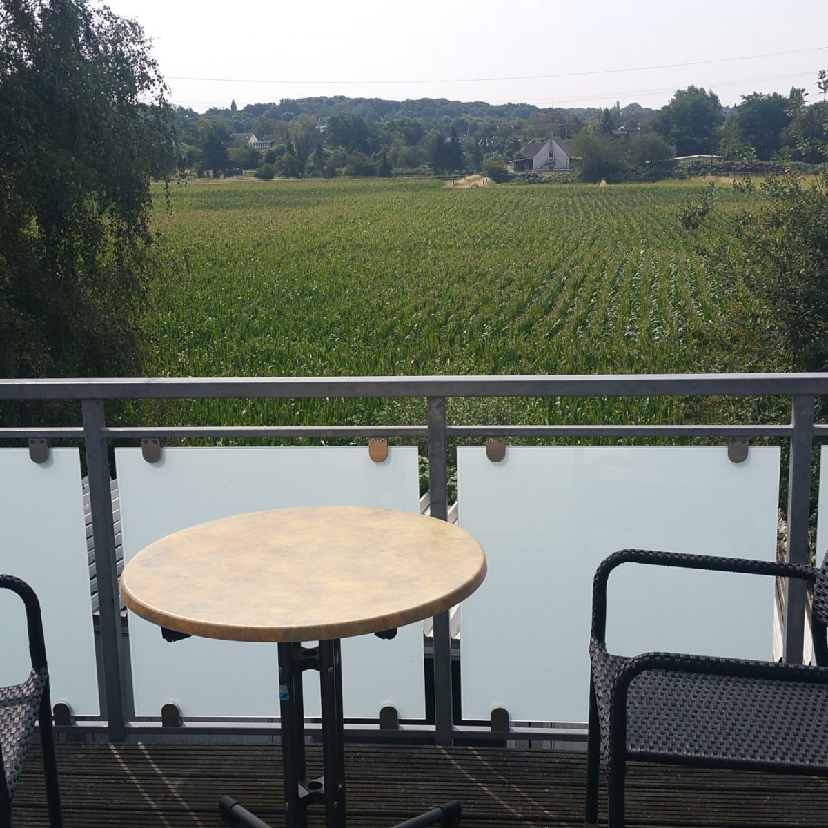Moebliertes-Apartment-Oberhausen-DG-Balkon