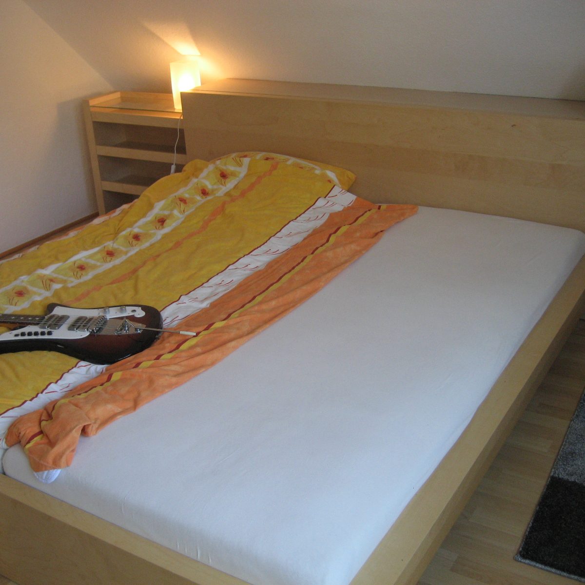 Moebliertes-Apartment-Oberhausen-DG-Doppelbett