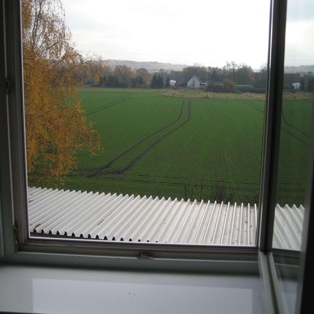 Moebliertes-Apartment-Oberhausen-DG-Fensterblick