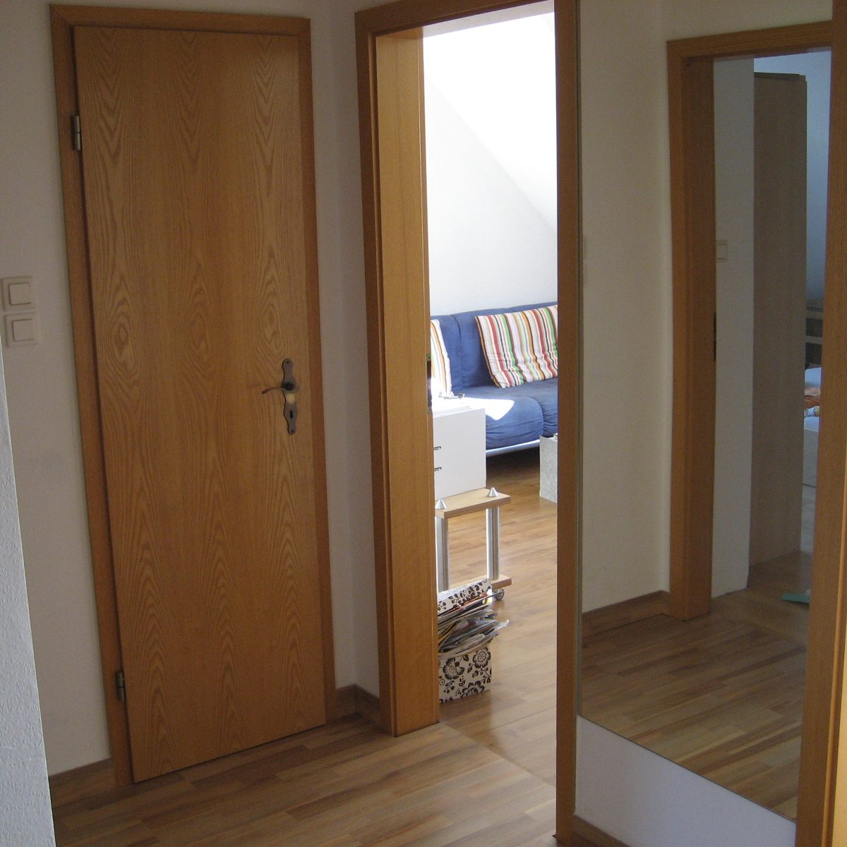 Moebliertes-Apartment-Oberhausen-DG-Flurspiegel